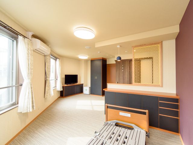 日当たりの良い快適な居室 居室 ゆったりとした空間で家具が整えられ、穏やかな日差しが差し込むこの居室は、快適な生活を送るための工夫が多数施されています。エアコン完備で、一年を通して快適な環境でお過ごしいただけます。