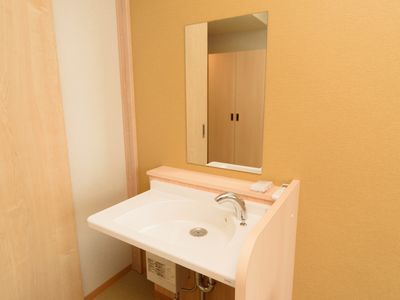 清潔な洗面台と鏡