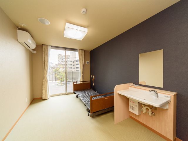 明るい和室の居室 居室 ゆったりとした空間の居室です。窓からの自然光が心地よく、落ち着いた色合いでまとめられています。