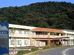 施設の外観と山並み  