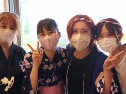 マスク姿の女性スタッフ4人  