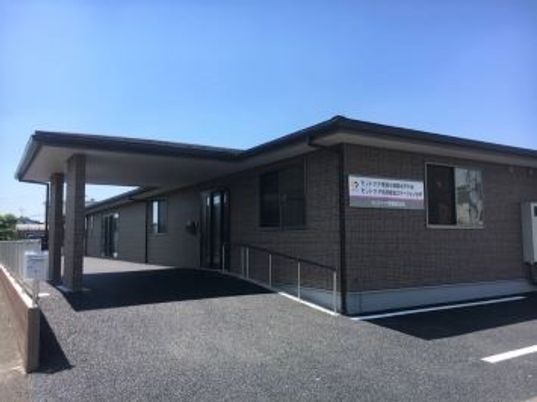 車椅子用スロープ付きの建物外観