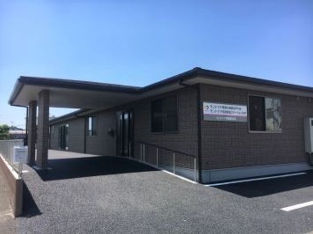 車椅子用スロープ付きの建物外観 外観 ゆったりとした車椅子用スロープが設けられた、安心して利用できる建物です。