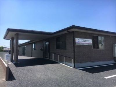 車椅子用スロープ付きの建物外観