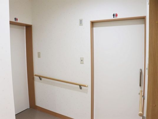 清潔なトイレの入口
