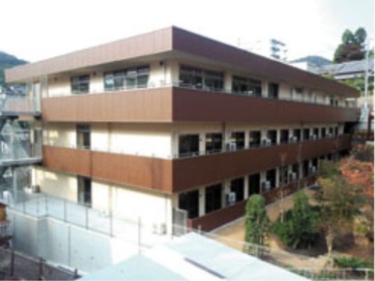３階建ての明るい外観