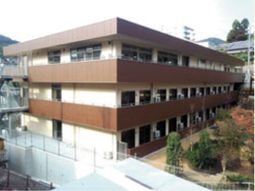 茶色の外壁の建物