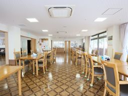 明るい食堂の様子