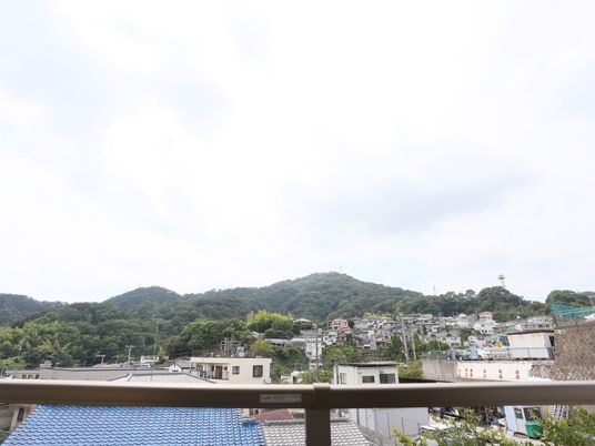 緑に囲まれた景色のバルコニー
