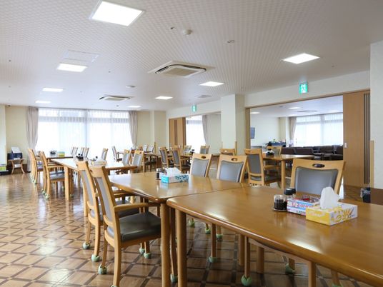 広々とした明るい食堂