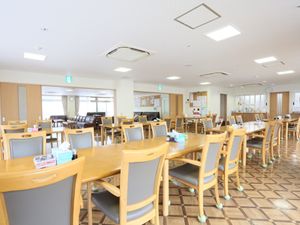 明るい共用ダイニング