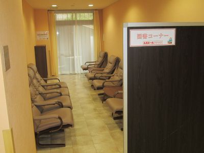 リラックスチェア並ぶ部屋