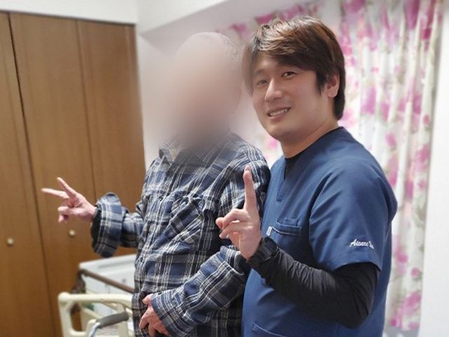 リビングでの交流 リビング 穏やかな雰囲気のリビングスペースで、利用者同士の会話やリラックスが楽しめます。