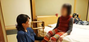 仲良く会話する居室