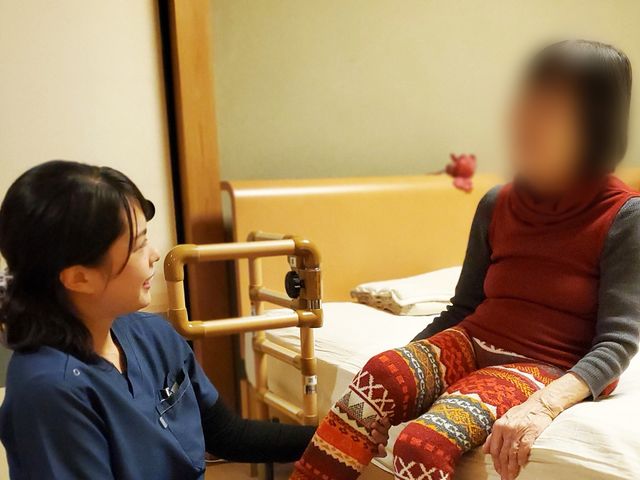 仲良く会話する居室 居室 スタッフとの会話がしやすい、落ち着いた雰囲気の空間です。温かいケアが受けられます。