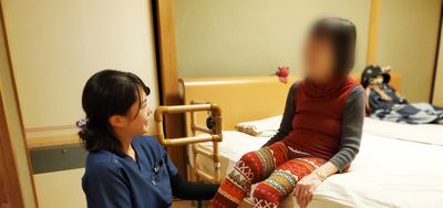 仲良く会話する居室