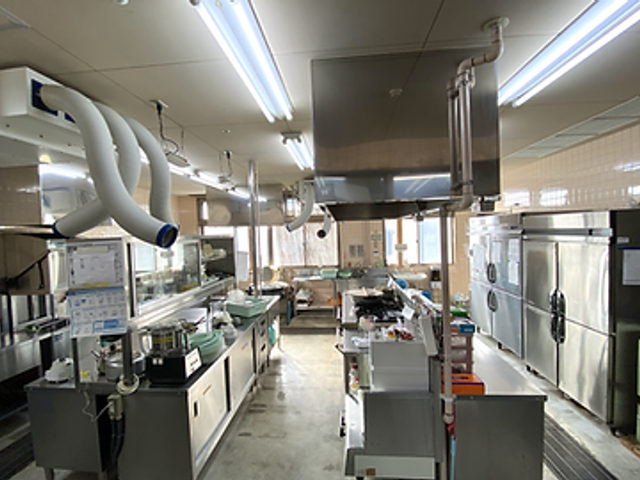清潔な調理スペース キッチン 広々としたキッチンには、効率的な調理が可能な設備が整っています。スタッフが働きやすい環境です。