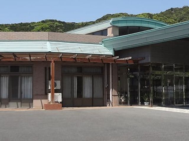 自然に囲まれた外観 外観 豊かな緑に囲まれた場所に佇む施設は、落ち着いて働く環境が整っています。
