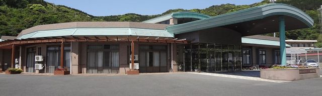 自然に囲まれた外観