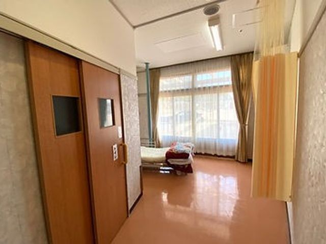明るい居室 居室 大きな窓から自然光が差し込み、明るく快適な居室です。プライバシーも守られた安心の空間です。