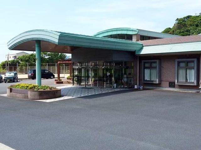 施設のエントランス外観  