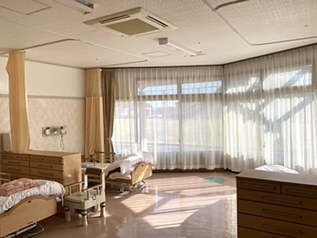 自然光が入る居室 居室 広々とした居室には自然光が差し込み、暖かく過ごしやすい空間です。リラックスした時間を提供します。
