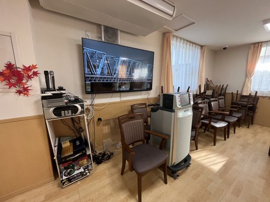 明るいテレビのある室内