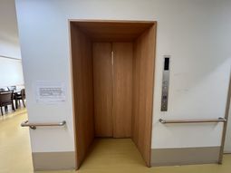 木製のエレベーター前