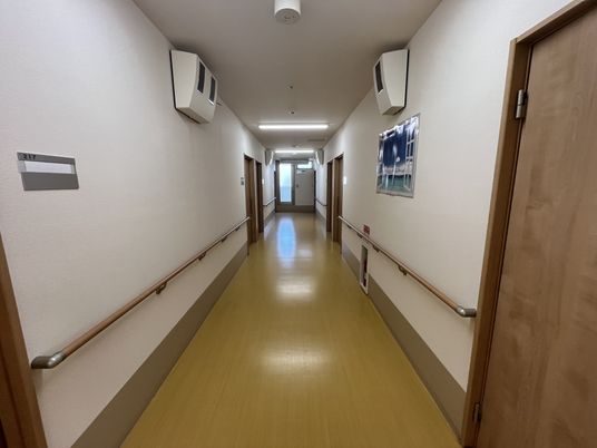 手すり付きの廊下