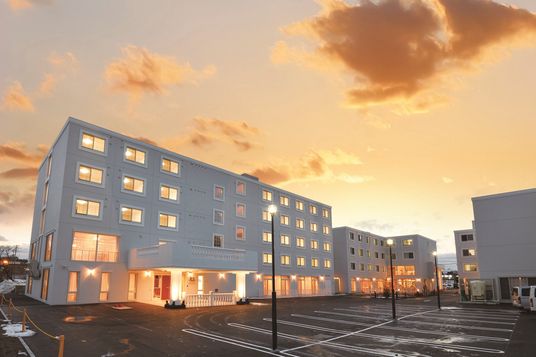 夕日を浴びる建物の外観
