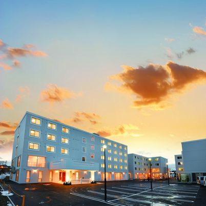 美しい夕焼けの建物外観