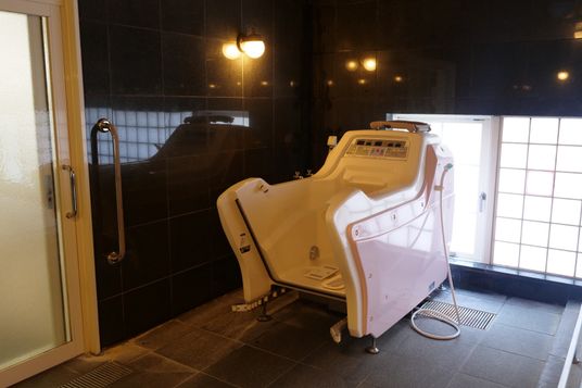 広い浴槽のある部屋