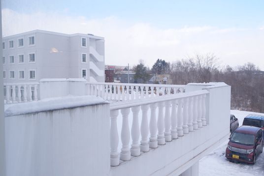 白い建物と雪景色