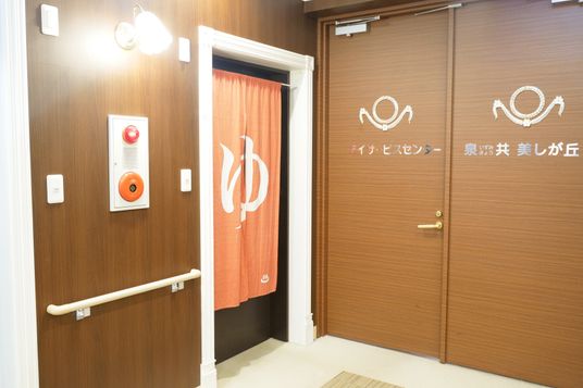 温かみのある廊下と扉
