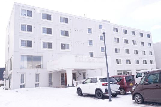 雪に包まれた建物外観