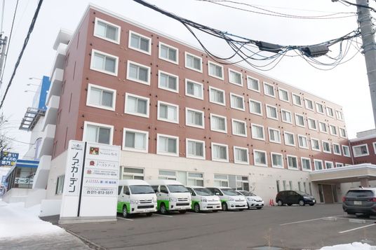 車が並ぶ建物外観