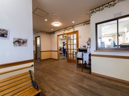 廊下の風景とベンチ