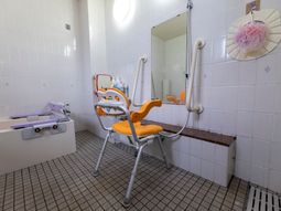 バリアフリーの浴室設備