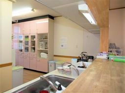 明るいキッチンの風景