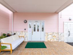 エントランスとソファ