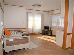 明るい居室の様子