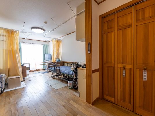 明るい個室の居室