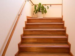 温もりある木製の階段