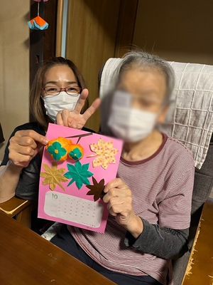 作品を持つ女性二人の様子