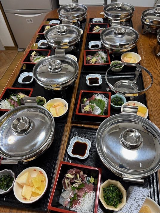 調理された食事の並ぶテーブル