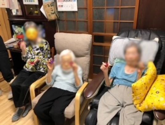 落ち着いた座席の横