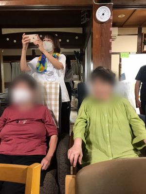 笑顔のスタッフと利用者の風景