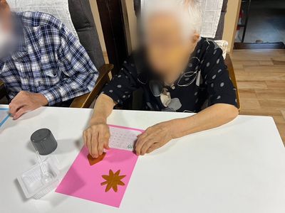 手作業をする入居者の様子