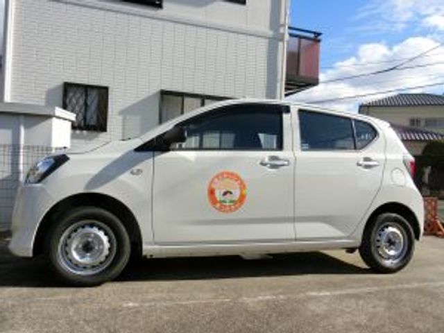 送迎用の車 外観 施設の送迎に利用される車が停まっています。スタッフの移動も快適にサポートします。