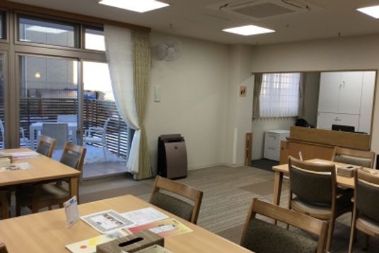 光差し込むラウンジ